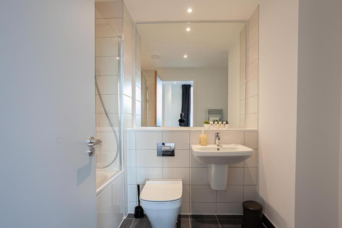 Spacious 2 Bed Apartment In Central Манчестер Экстерьер фото
