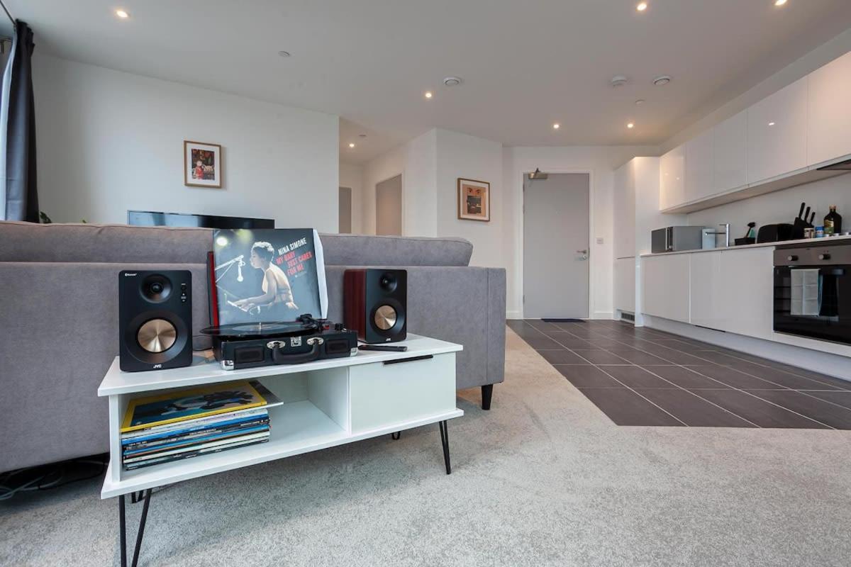 Spacious 2 Bed Apartment In Central Манчестер Экстерьер фото