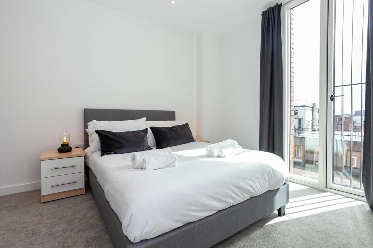 Spacious 2 Bed Apartment In Central Манчестер Экстерьер фото