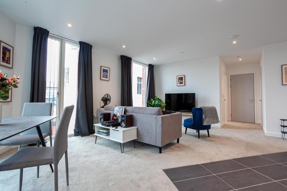 Spacious 2 Bed Apartment In Central Манчестер Экстерьер фото